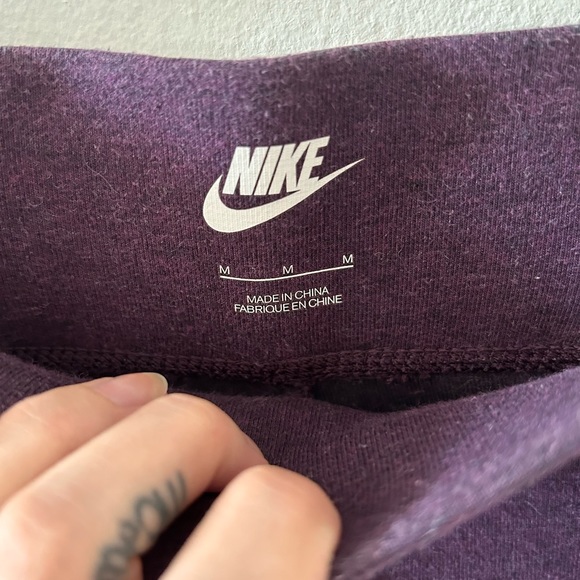 NIKE - Women’s Tights in Medium - Picture 8 of 9